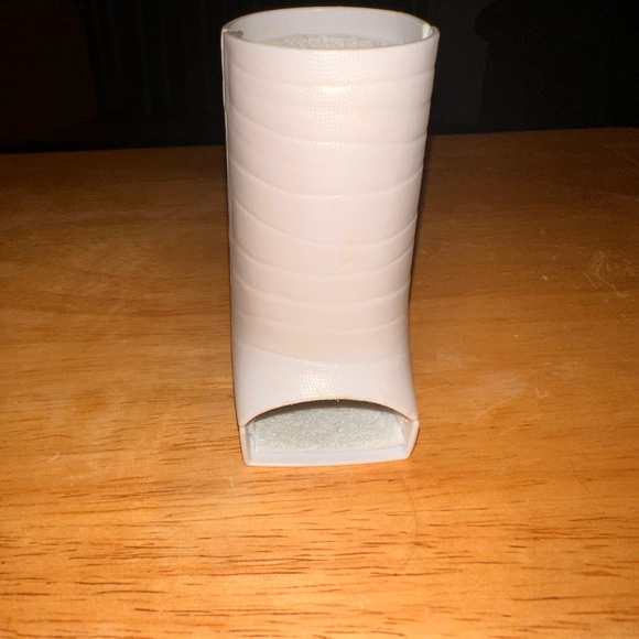 American Girl crutches w/Wheelchair, cast, and bandage for 18” dolls - Picture 8 of 16